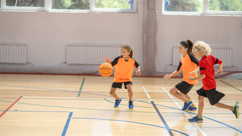 3 kids playing basketball